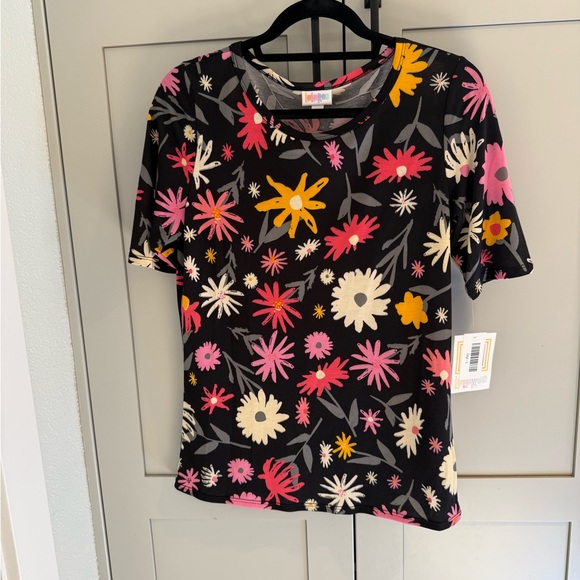 LuLaRoe Tops - LuLaRoe Gigi (Black Floral Short Sleeve Top)